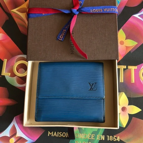 Authentic Louis Vuitton epi wallet unisex - Picture 2 of 15